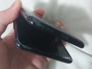 Lộ diện ảnh thực tế của Galaxy Fold 2: Trông giống Motorola RAZR 2019