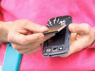 Quy định EU mới 2027, điện thoại phải tháo rời được pin