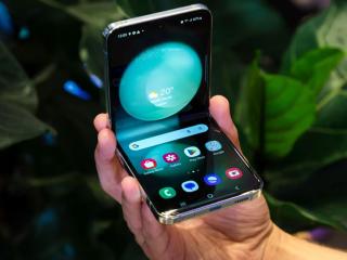 So kè Galaxy Z Flip5 và Galaxy Z Flip4: Điểm nhấn màn hình ngoài!