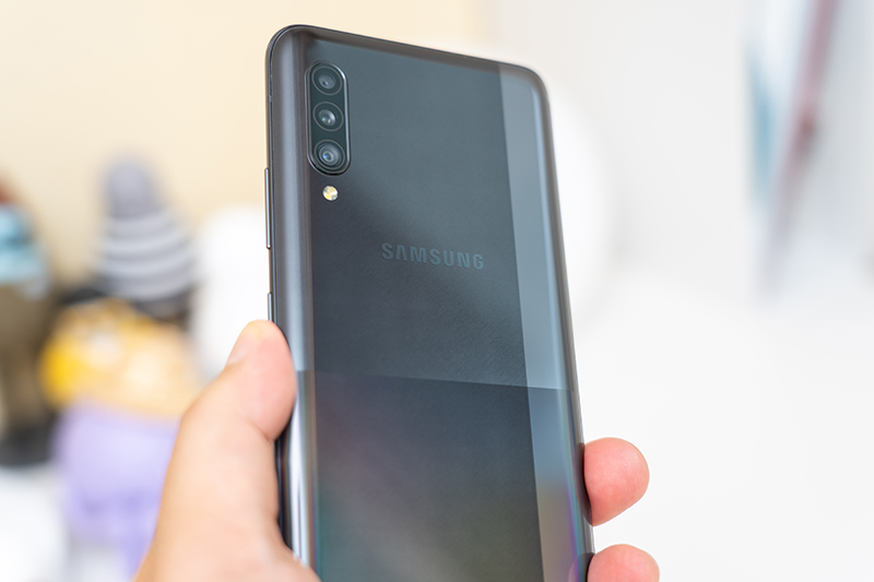 Có nên mua Samsung Galaxy A90 5G chính hãng hay không?