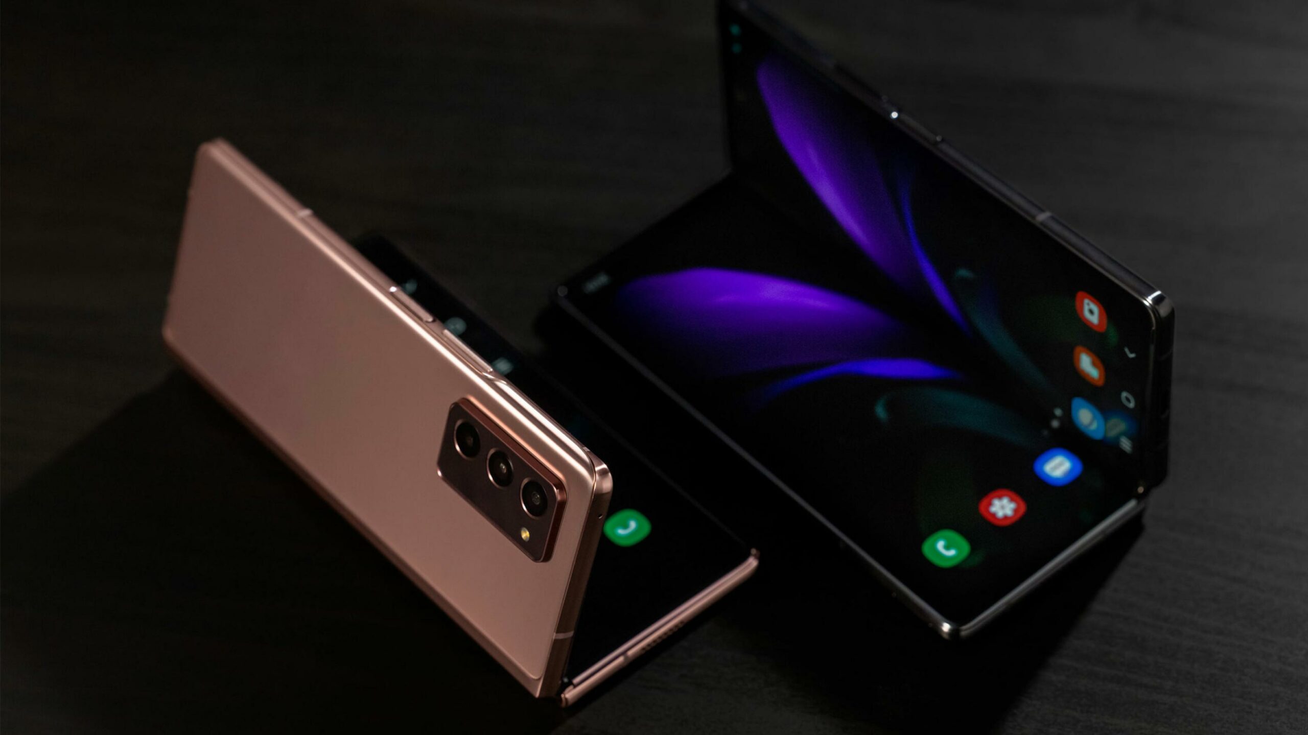 Thiết kế gập cánh bướm của Galaxy Z Fold 2 5G 