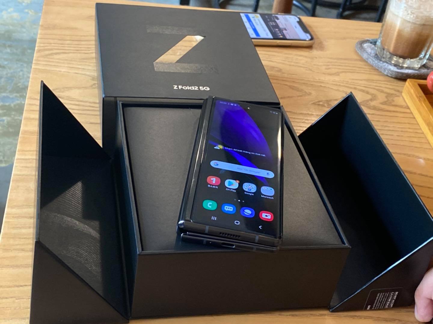 Màn hình Super AMOLED sống động của Galaxy Z Fold 2 5G cũ 