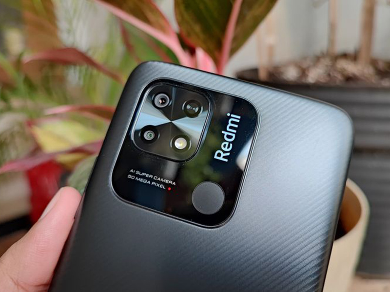 Cảm biến vân tay đặt trong khung viền camera sau