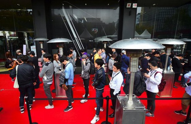 Hàng Trăm Người Xếp Hàng Chờ iPHONE X tại Hàn Quốc