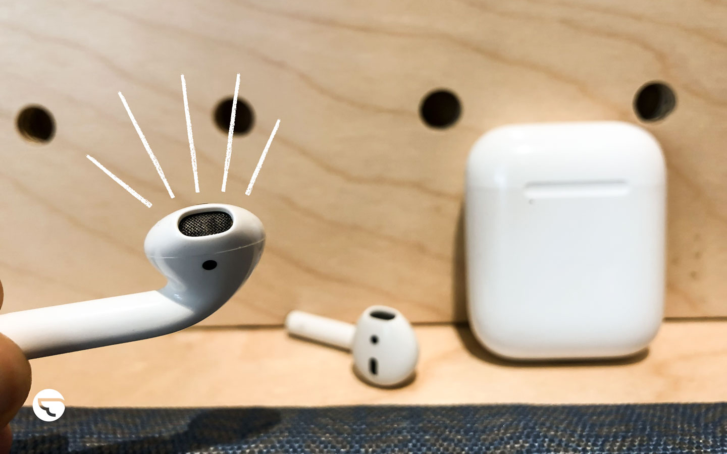 ve-sinh-hop-sac-airpods