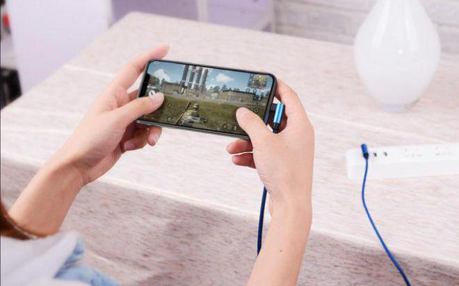 Không nên vừa sạc vừa dùng điện thoại