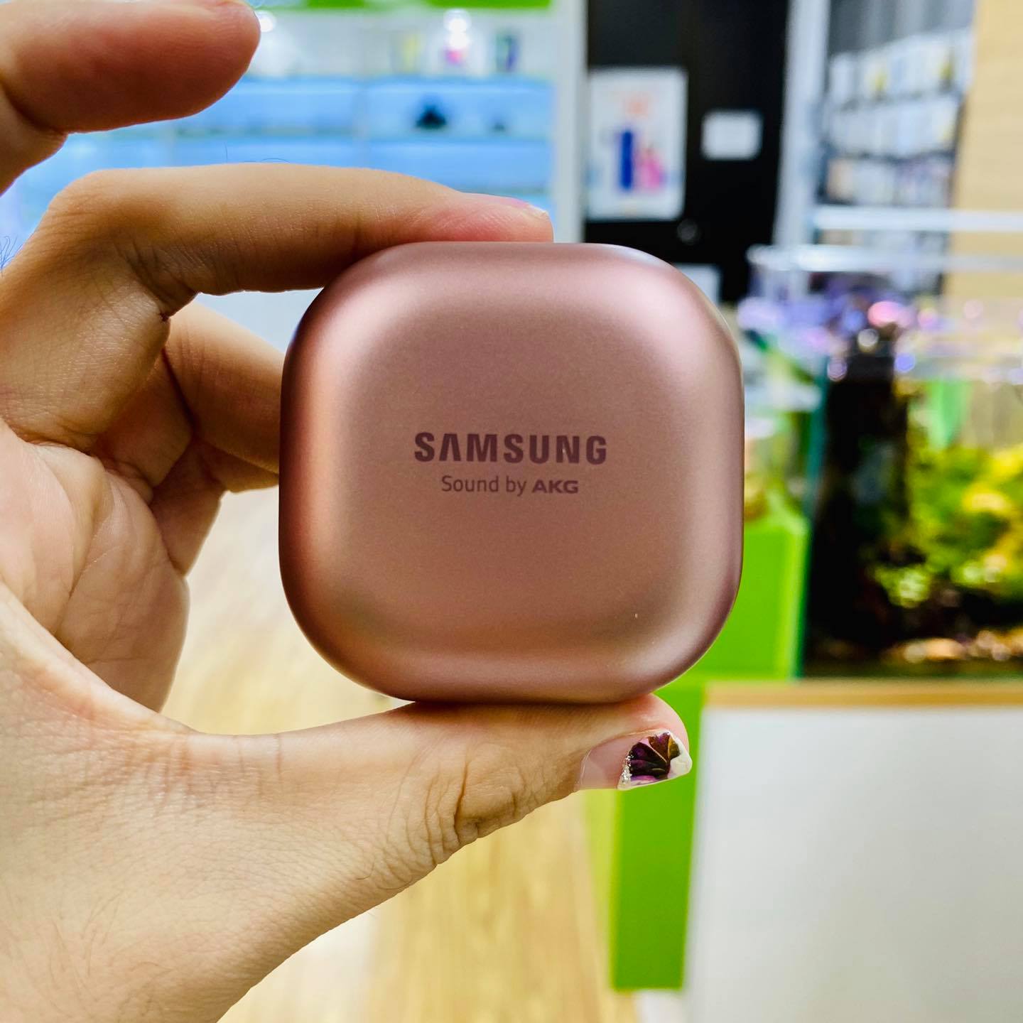 Thiết kế vỏ hộp sạc sang chảnh của Galaxy Buds Live