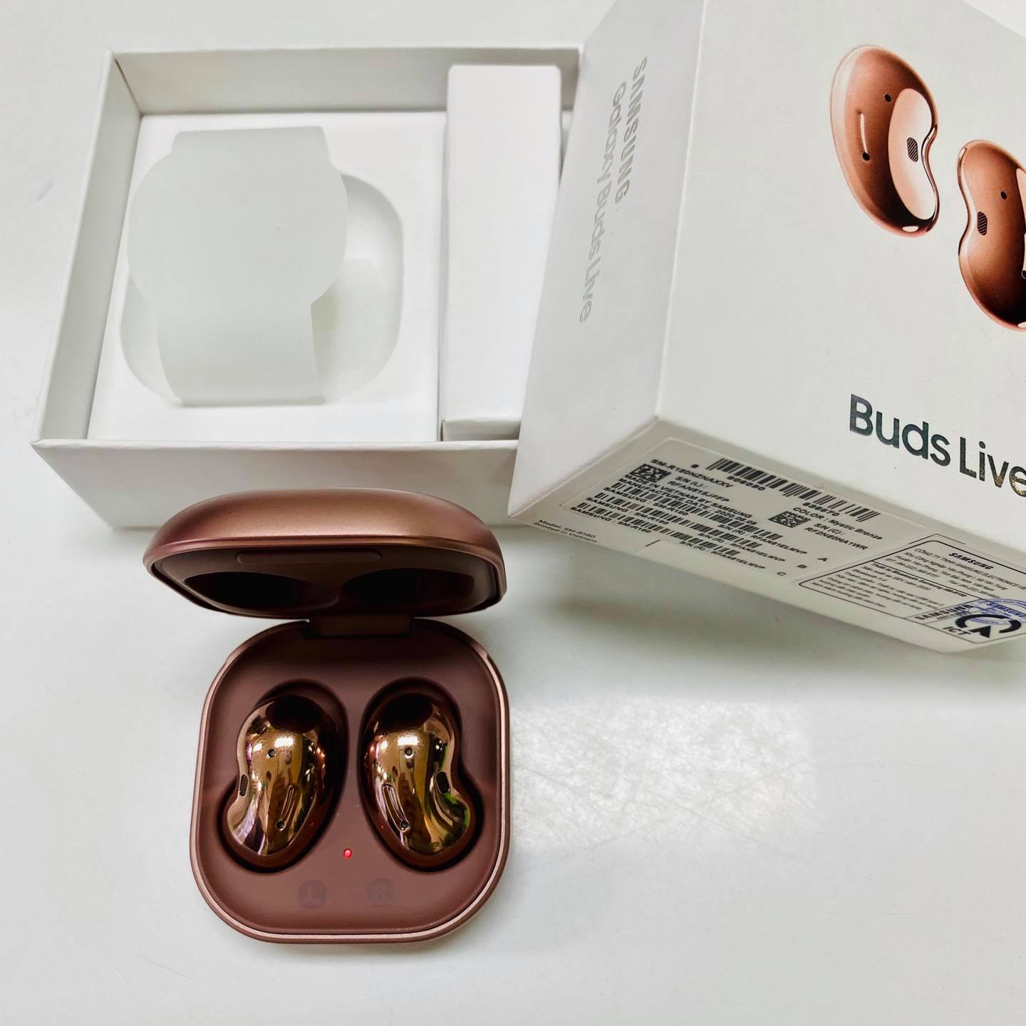 Mở hộp Galaxy Buds Live tại MinMobile