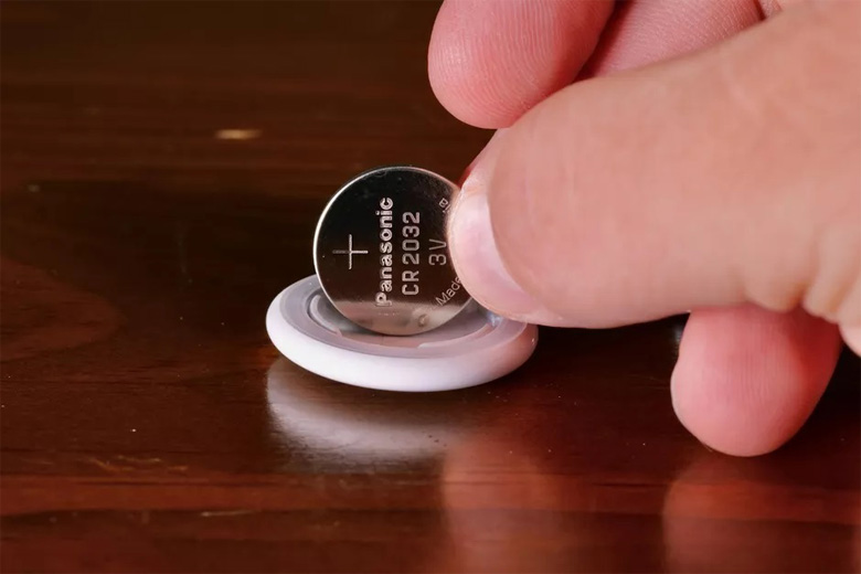 Thay pin AirTag dễ dàng