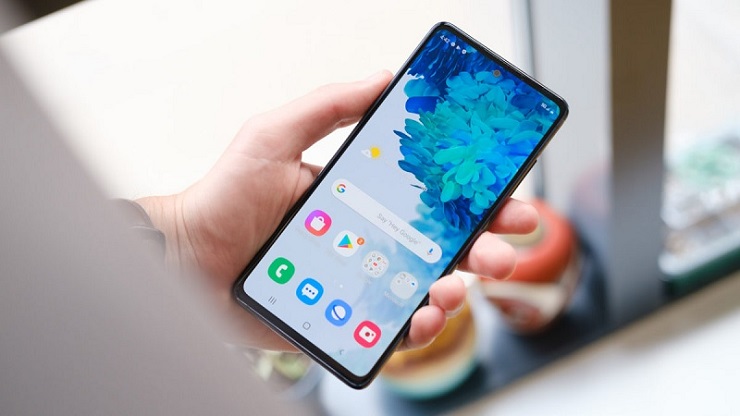 Màn hình Galaxy S21 FE với thiết kế đục lỗ
