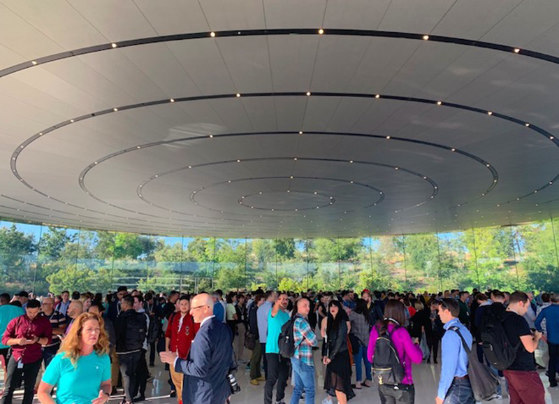 khách mời đã đứng ở ngoài trụ sở phi thuyền của Apple tại Cupertino, California, Mỹ