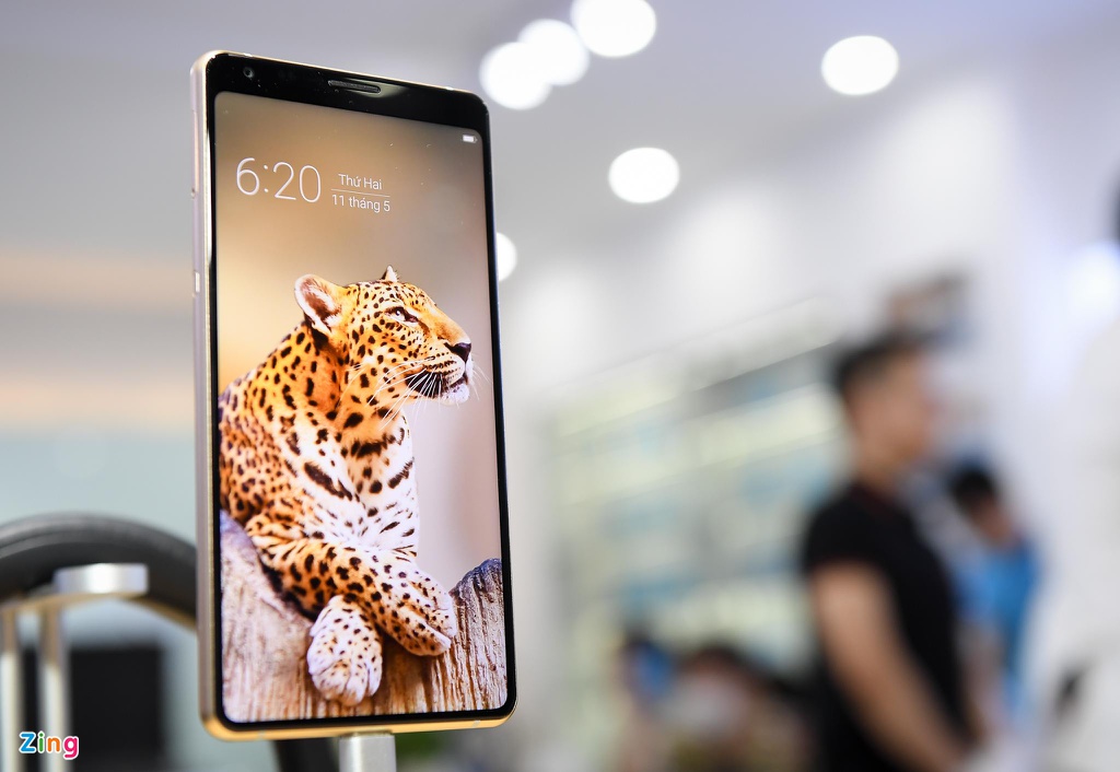 Thiết kế không nút bấm của Bphone B86