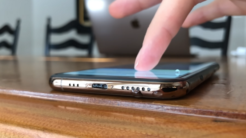 Đẩy nước khỏi loa iPhone