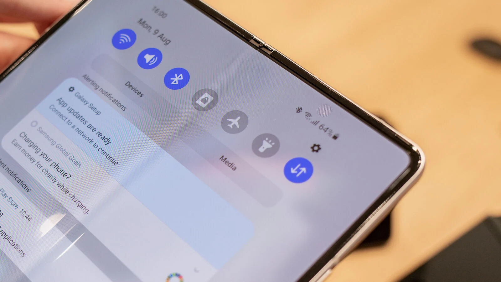 Thiết kế màn hình với camera ẩn trên Galaxy Z Fold 3