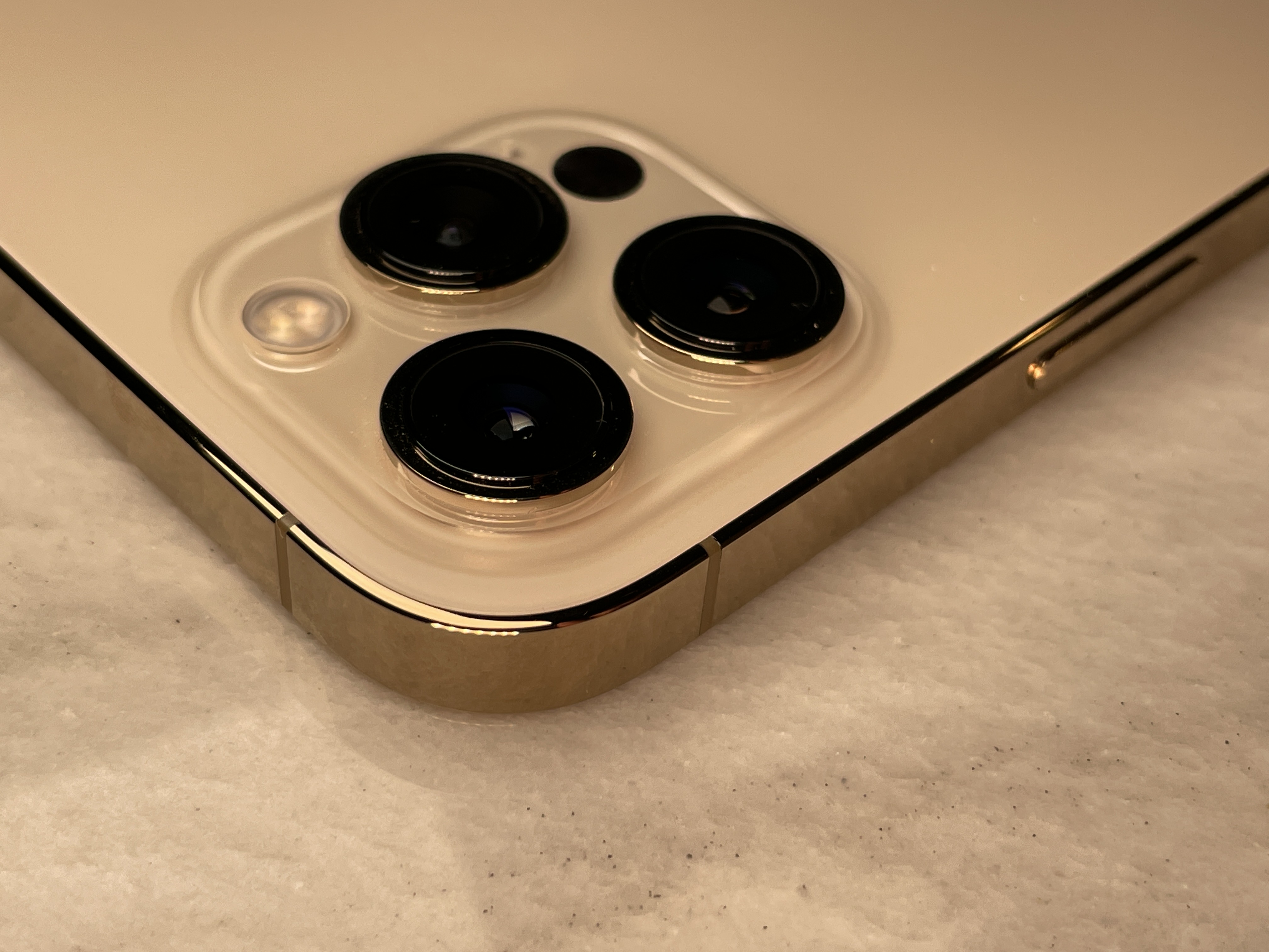 Thiết kế camera sau to hơn trên iPhone 12 Pro Max