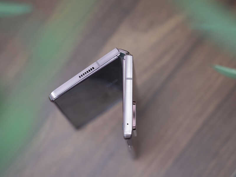 Galaxy Z Fold 2 mỏng hơn khá nhiều so với phiên bản tiền nhiệm