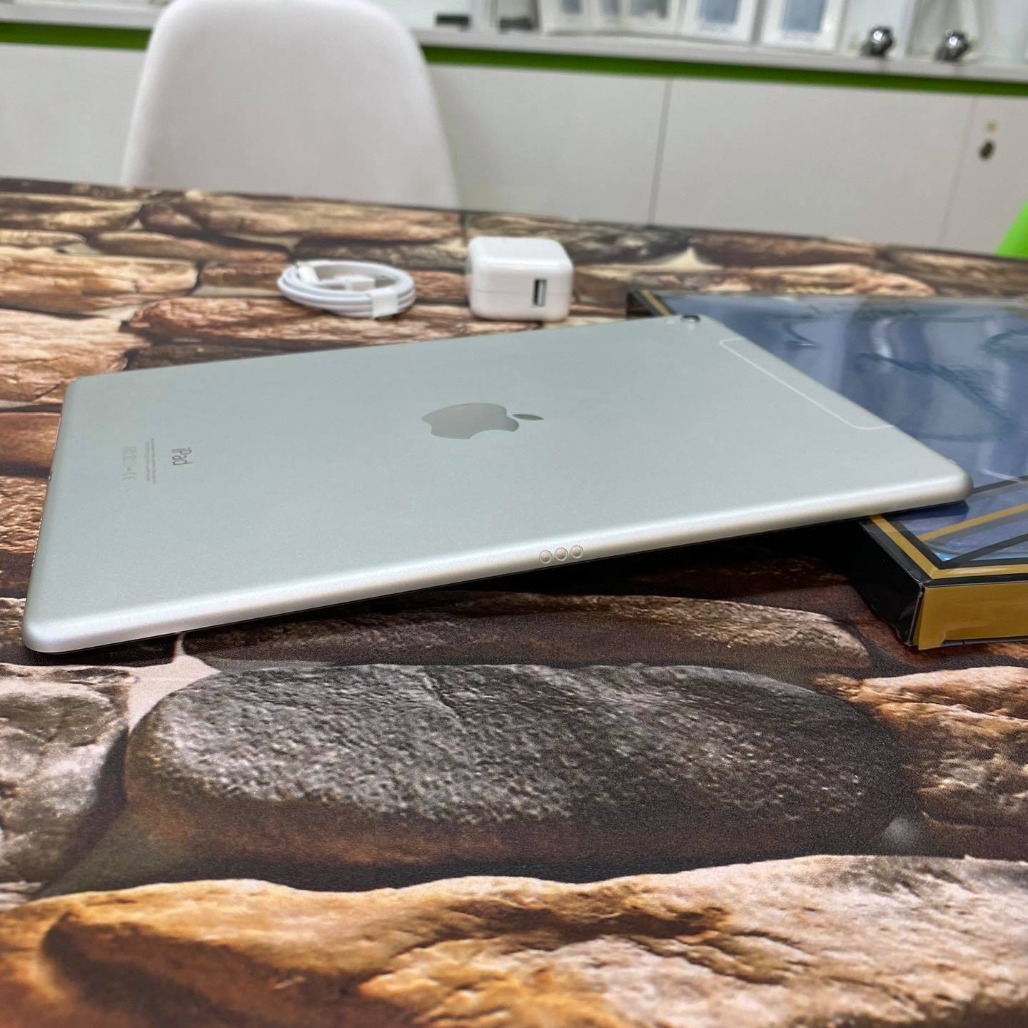 Cổng kết nối Smart Connector để sử dụng bàn phím Smart Keyboard