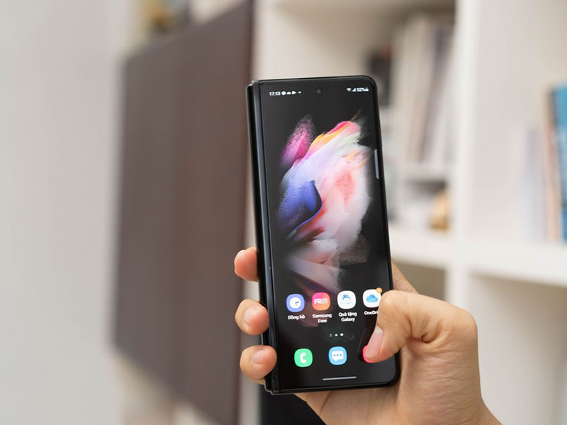 Màn hình phụ của Galaxy Z Fold3 ngang với một chiếc điện thoại thông thường