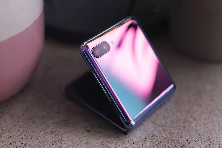Vẻ ngoài bóng bẩy của Galaxy Z Flip màu tím