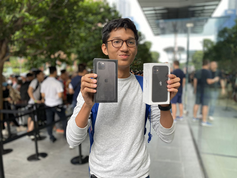 Khách hàng đầu tiên sở hữu iPhone 11 đầu tiên tại Singapore là người Malaysia