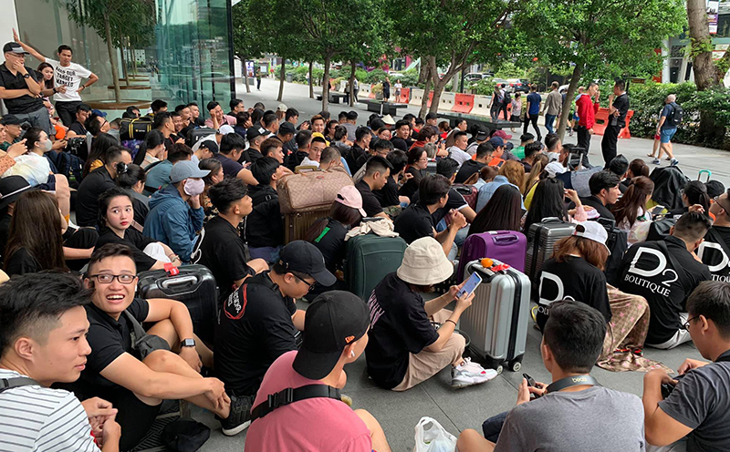 Hàng người xếp hàng để mua iPhone 11 tại Singapore