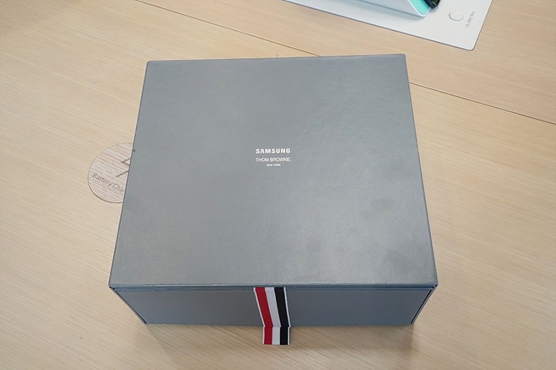 1-galaxy-z-flip-thom-browne-edition