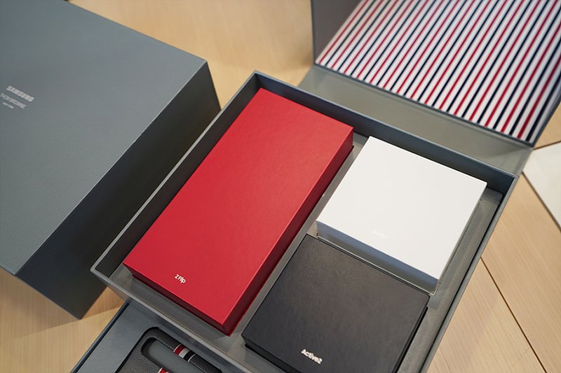 2-samsung-galaxy-z-flip-thom-browne-edition