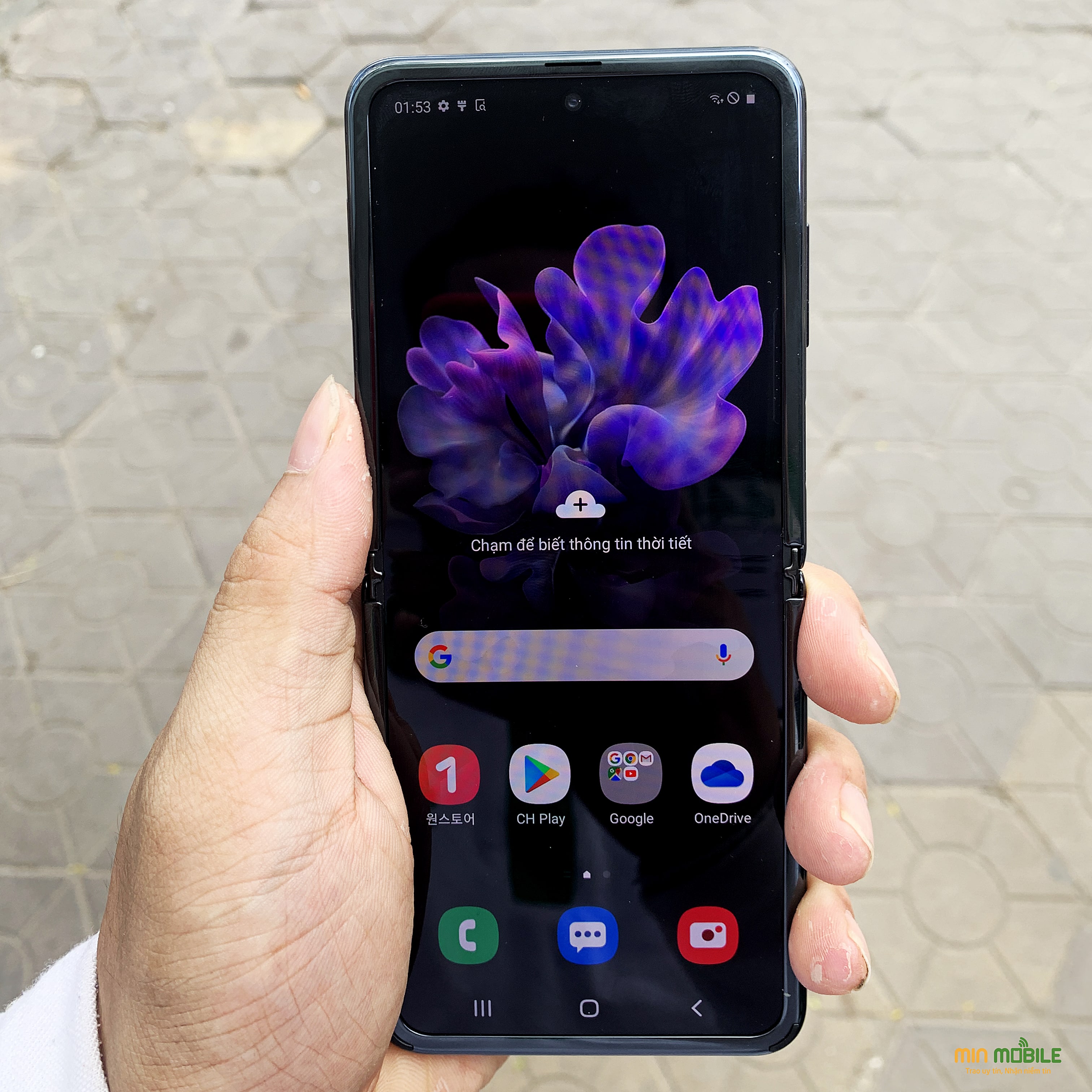 Galaxy Z Flip xách tay Hàn Quốc có màn hình kích thước 6.7 inch