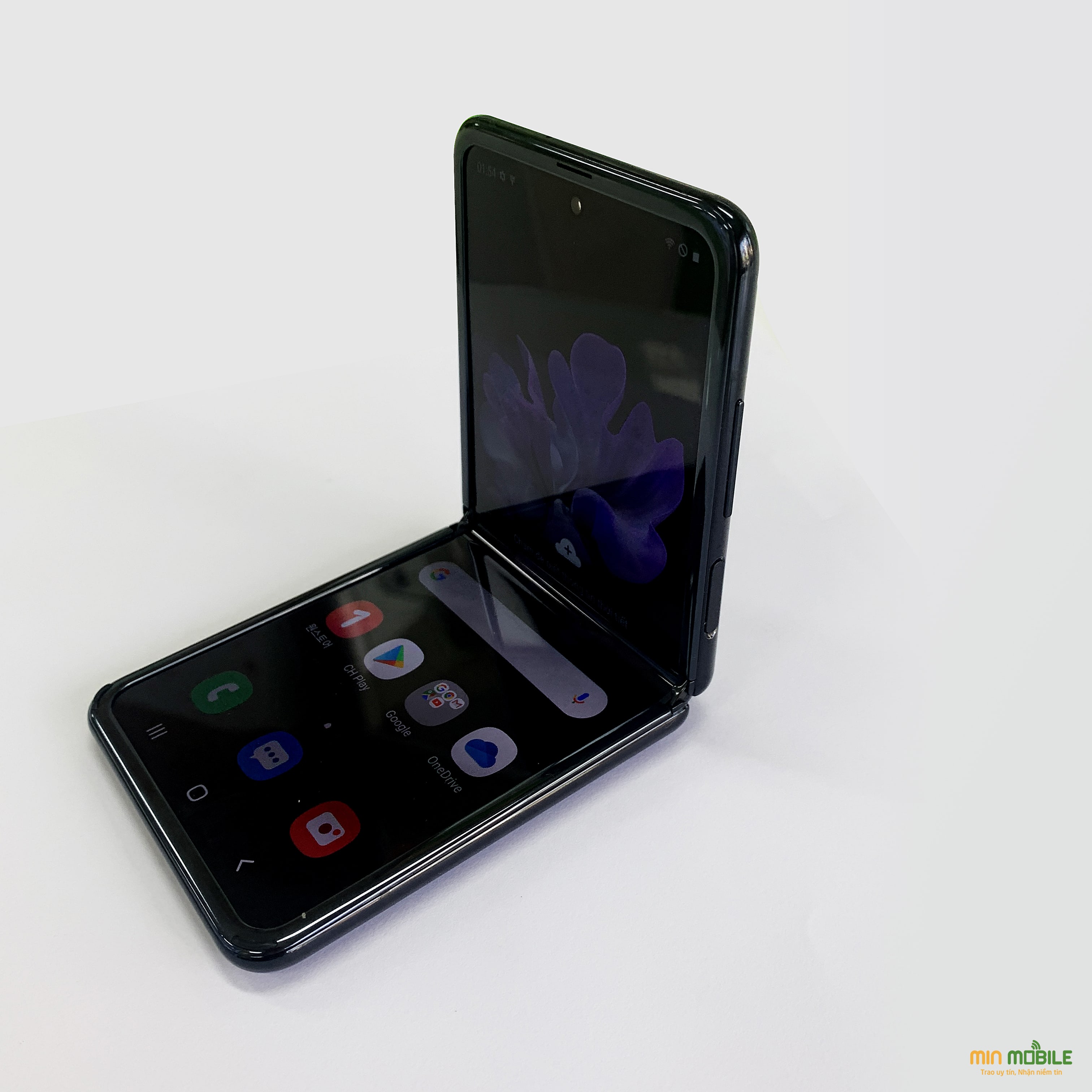 Galaxy Z Flip có thiết kế vỏ sò mới lạ