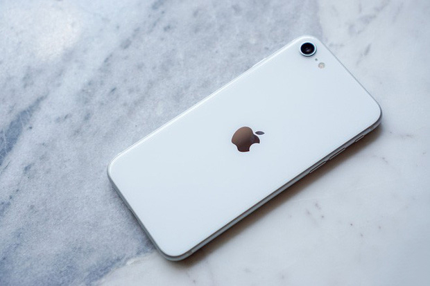 Mặt lưng kính sang chảnh của iPhone SE 
