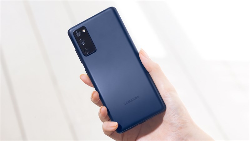 Mặt lưng Galaxy S20 FE được làm bằng nhựa cao cấp