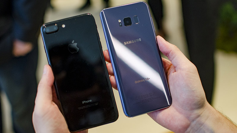 điện thoại iphone và samsung mặt lưng kính