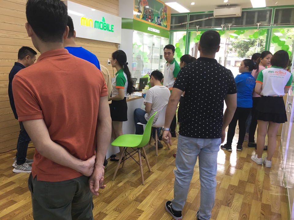 Ngày khai trương diễn ra rộn ràng với sự tham quan của đông đảo khách hàng