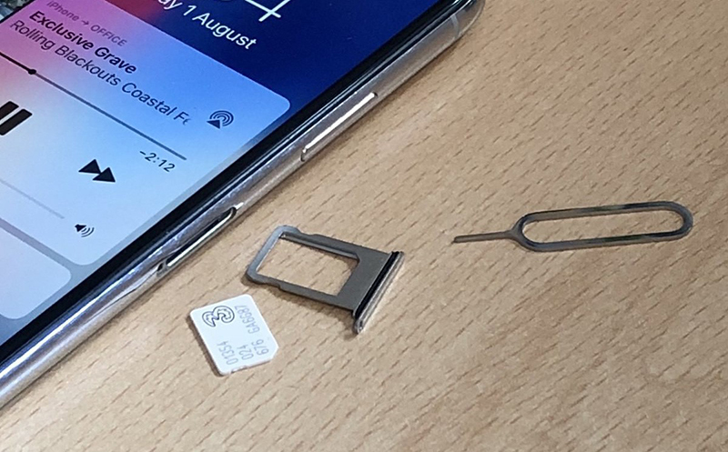 Tháo sim khỏi iPhone