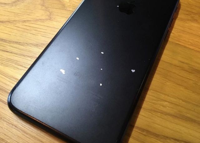 Hiện tượng bong tróc lớp sơn trên iPhone 7