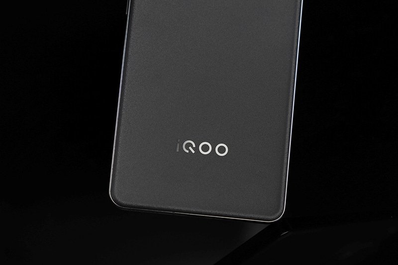 iqoo-vivo-dien-thoai-cau-hinh-khung-gia-re.jpg (33 KB)
