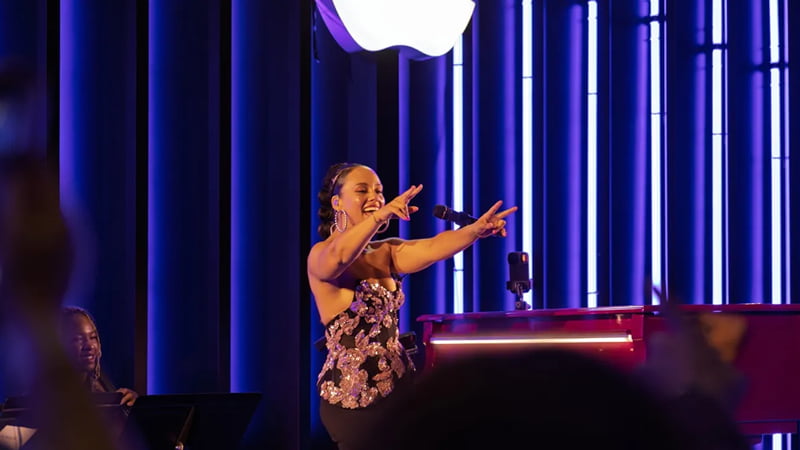 apple-khoi-dong-chuoi-su-kien-50-nam-apple-alicia-keys.jpg (54 KB)