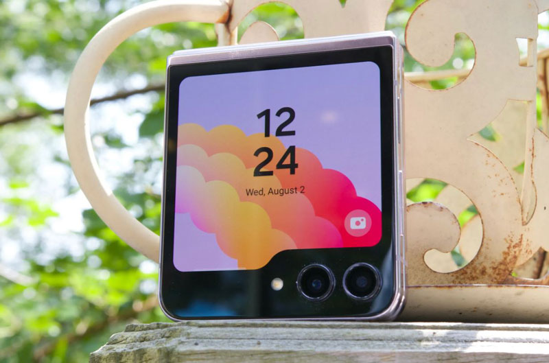 Màn hình phụ Flex Window cực ấn tượng trên Galaxy Z Flip5