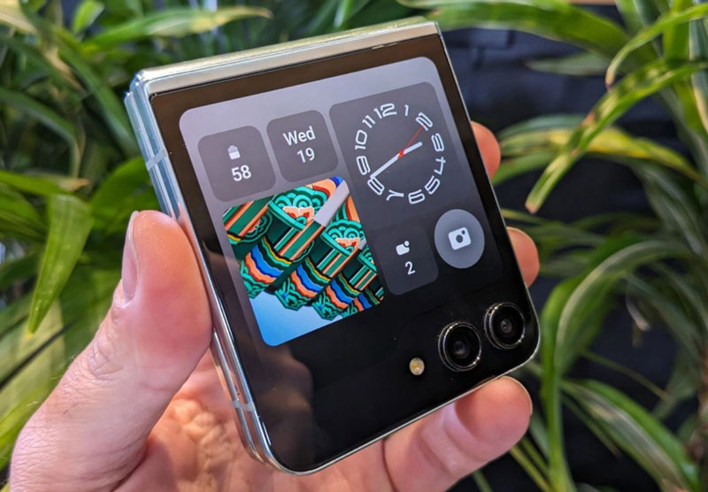 Màn hình phụ tiện ích trên Galaxy Z Flip5