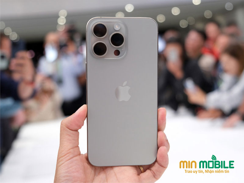 So sánh màn hình iPhone 15 Pro Max và Galaxy Z Fold5