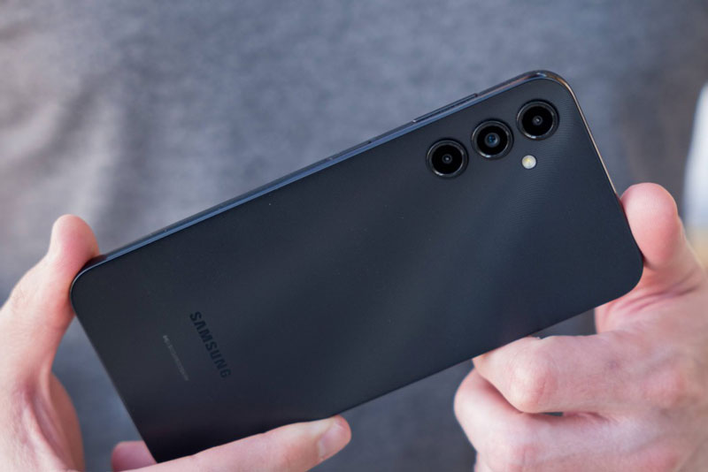 So sánh màn hình của Samsung A14 và Redmi Note 12